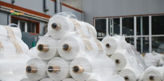 Harga Plastik Naik Gila-Gilaan 2026, Petani Mulai Tertekan – Ancaman Serius bagi Ketahanan Pangan Indonesia Gulungan Plastik Sebelum DIpotong